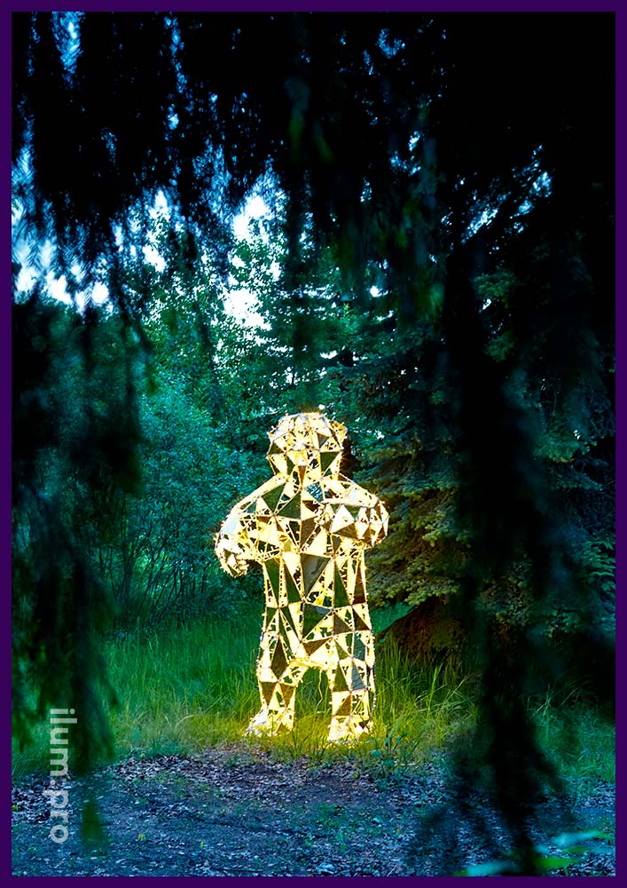 Полигональный медведь высотой 2,5 метра, каркас из алюминия, декор золотым композитом и гирляндами