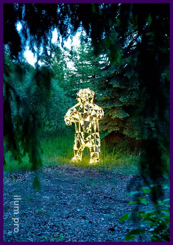 Золотой полигональный медведь, стоящий на задних лапах в городском парке