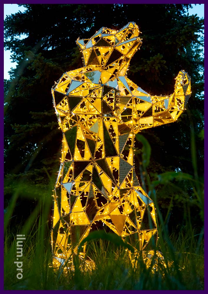 Золотая полигональная фигура медведя с встроенной подсветкой гирляндами и золотым АКП