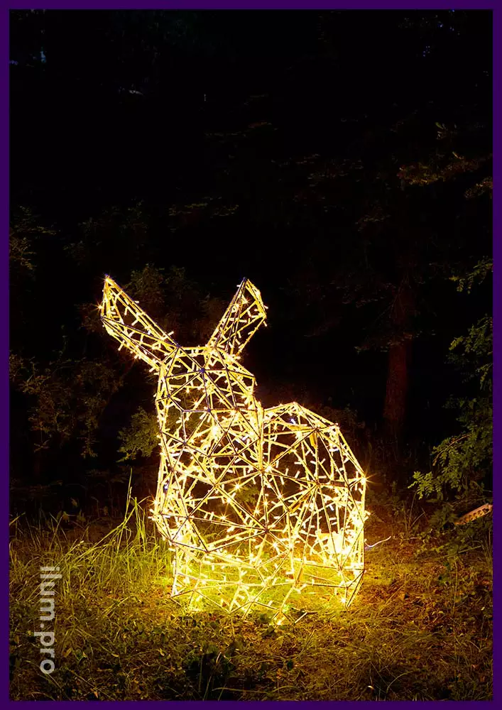 Световые полигональные фигуры в форме символа года - зайца