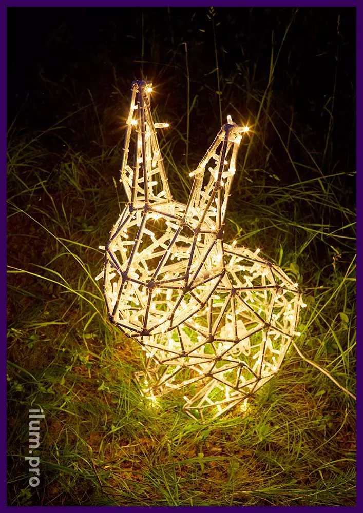 Светодиодный каркасный заяц из металла с подсветкой в полигональном стиле