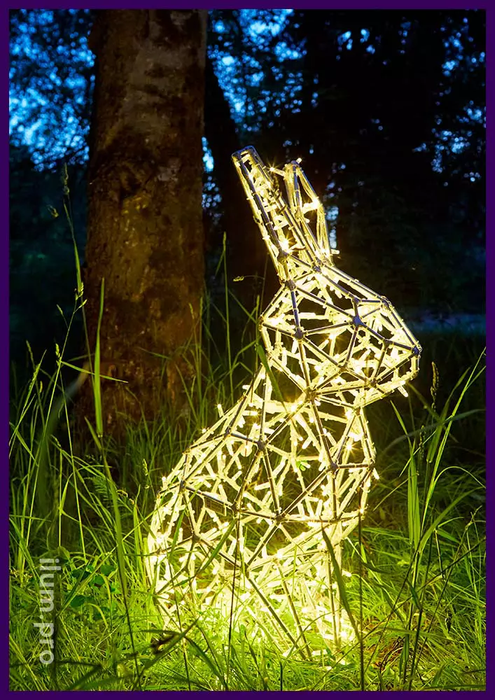 Полигональные зайцы из металла и светодиодной иллюминации белого и тёпло-белого цвета для сада