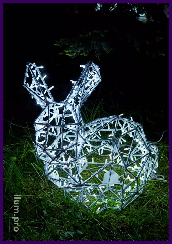 Полигональный заяц из алюминиевого каркаса и белых светодиодных гирлянд с напряжением 24 В