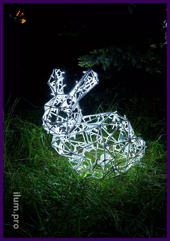 Декоративные фигуры в форме полигональных зайцев с подсветкой уличной иллюминацией