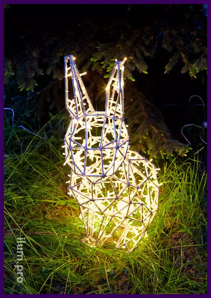 Уличные фигуры зайцев в полигональном стиле из алюминиевого каркаса и светодиодных гирлянд