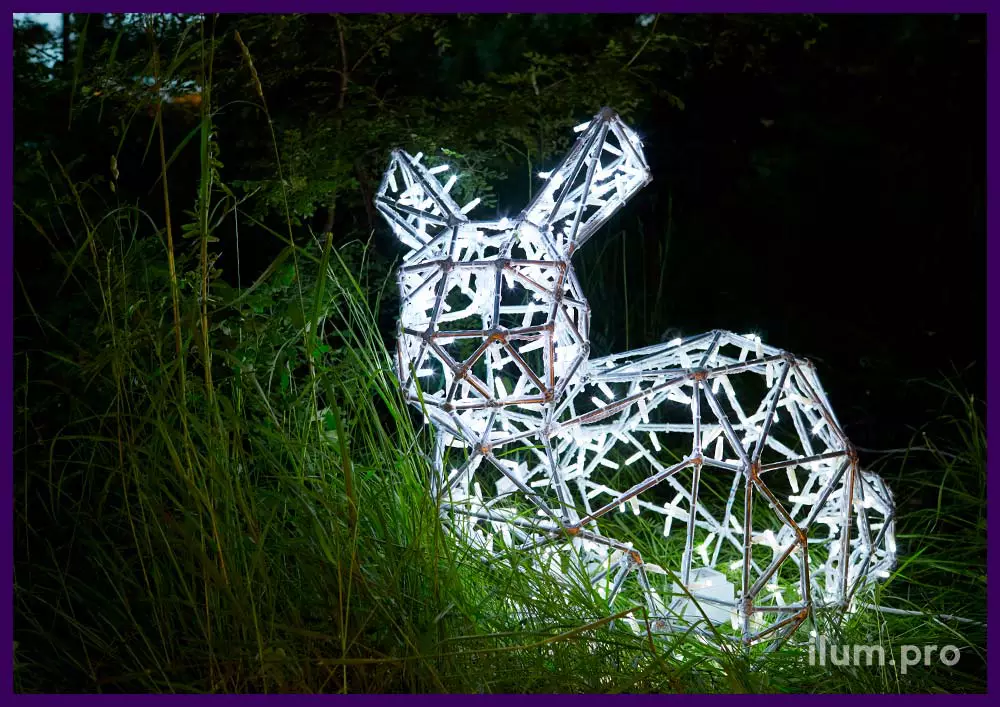 Стильные светящиеся полигональные скульптуры зайцев для благоустройства территории