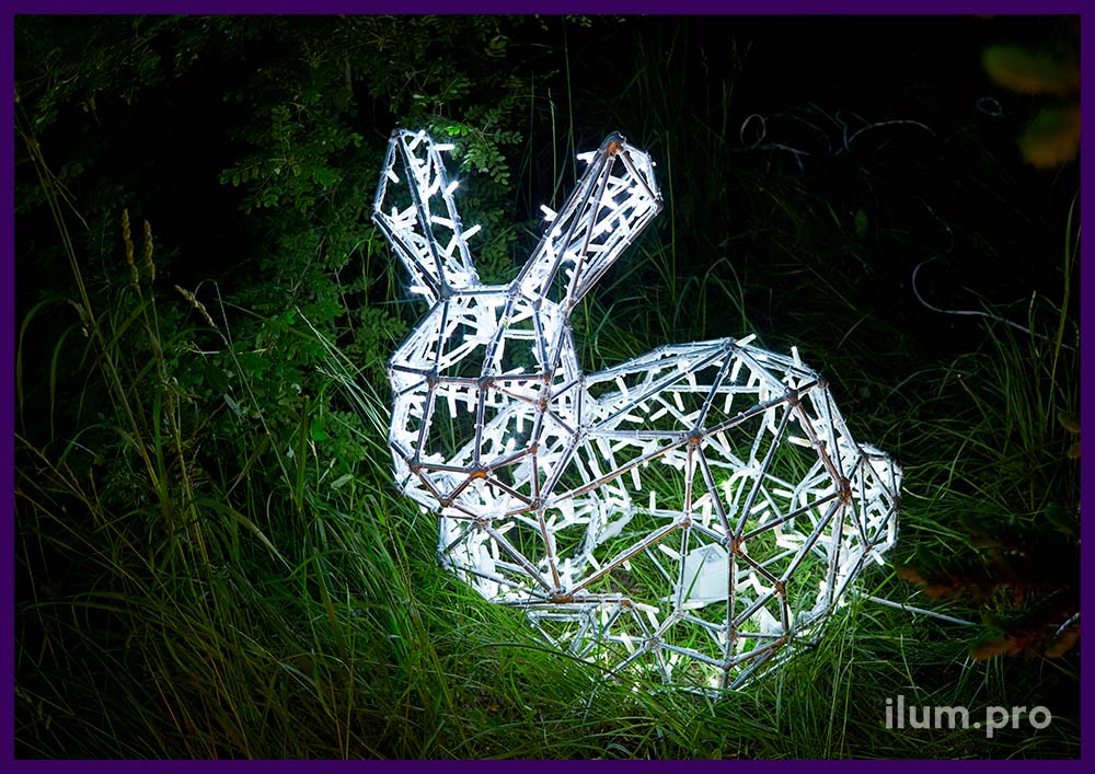 Светящийся полигональный кролик из алюминиевого каркаса и холодных гирлянд