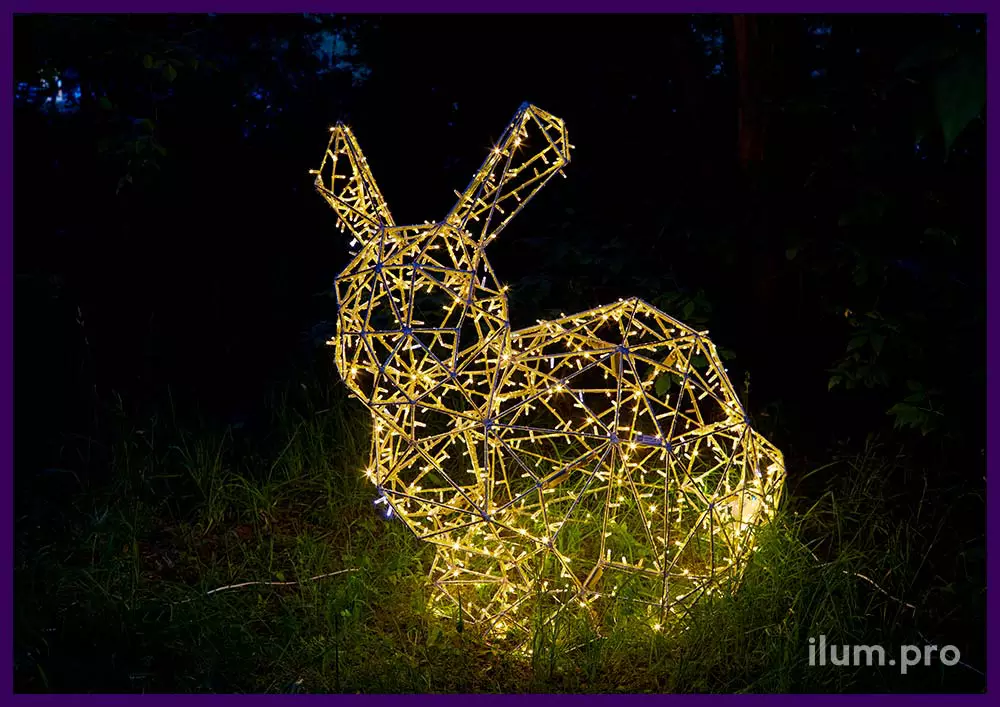 Светящийся полигональный кролик из алюминиевого каркаса и тёплых гирлянд