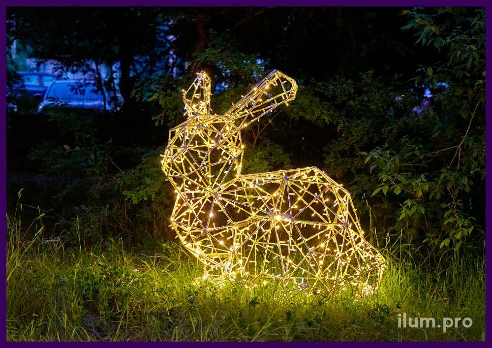 Стильные садово-парковые фигуры с подсветкой иллюминацией в виде полигональных зайцев