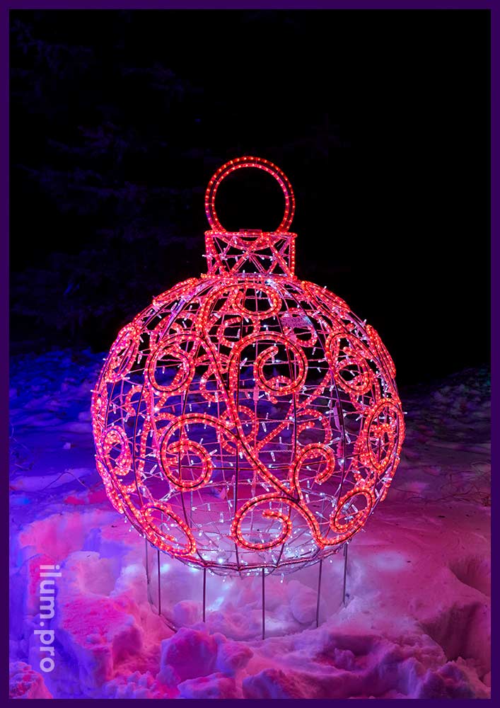 Новогодние декорации в форме больших ёлочных шаров со светящимися узорами из разноцветного дюралайта