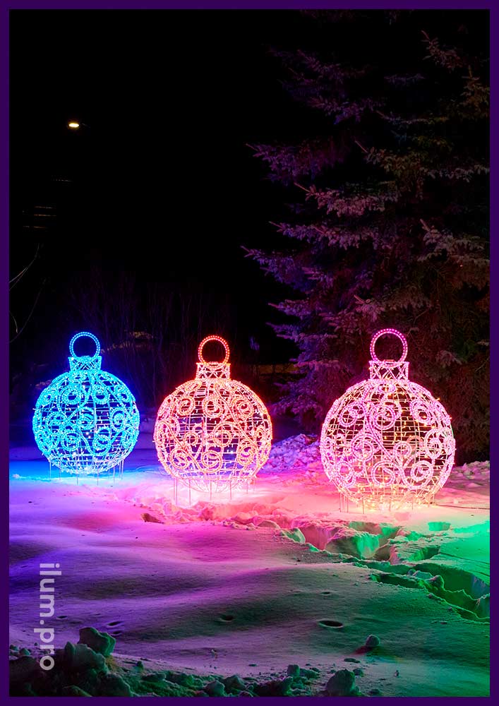 Новогоднее украшение парка светящимися, каркасными шарами с гирляндами и дюралайтом в виде ёлочных игрушек