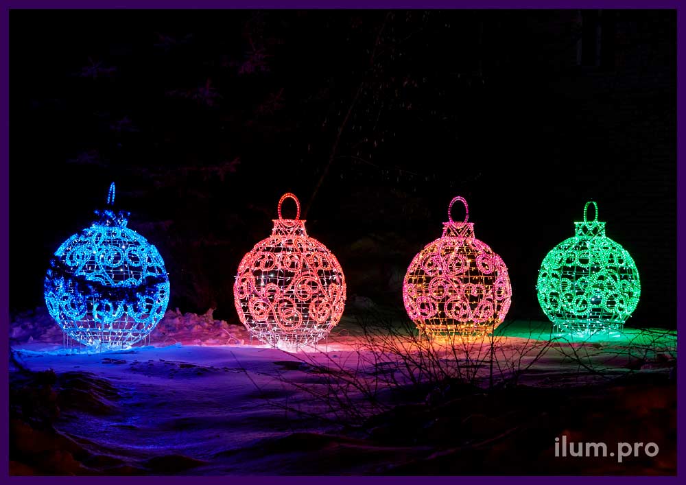Новогоднее украшение площади декоративными шарами в форме ёлочных игрушек с подсветкой дюралайтом