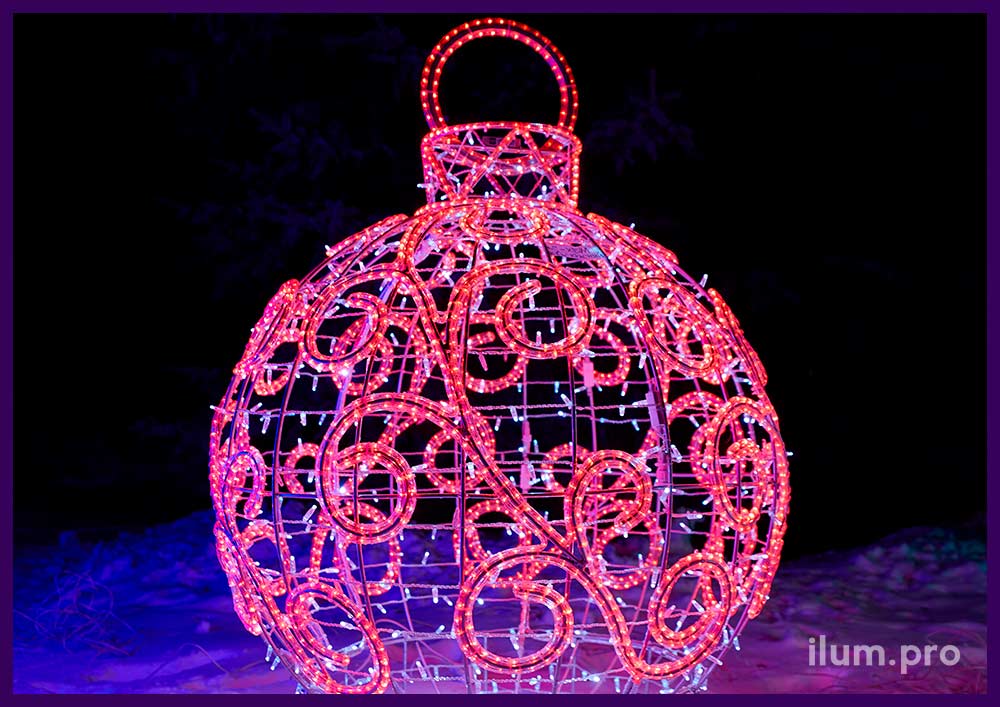 Украшение парка на Новый год светящимися шарами из дюралайта и гирлянд в форме больших ёлочных игрушек