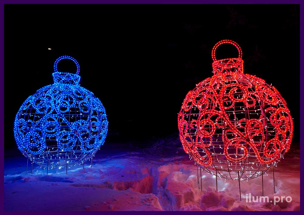 Каркасные декорации на Новый год в форме светящихся ёлочных игрушек с гирляндами
