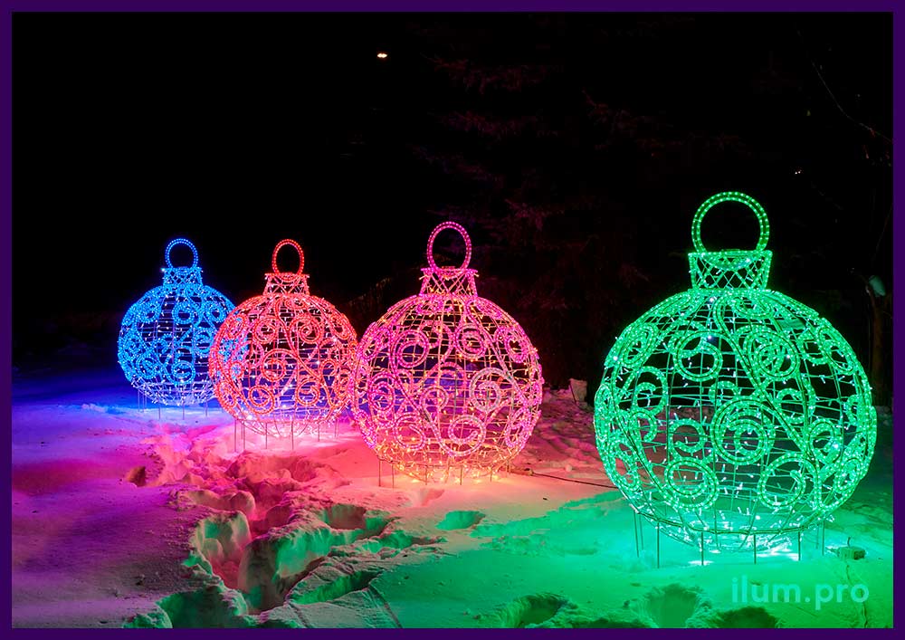 Новогодние украшения парка - шары с узорами из дюралайта и мерцающими гирляндами