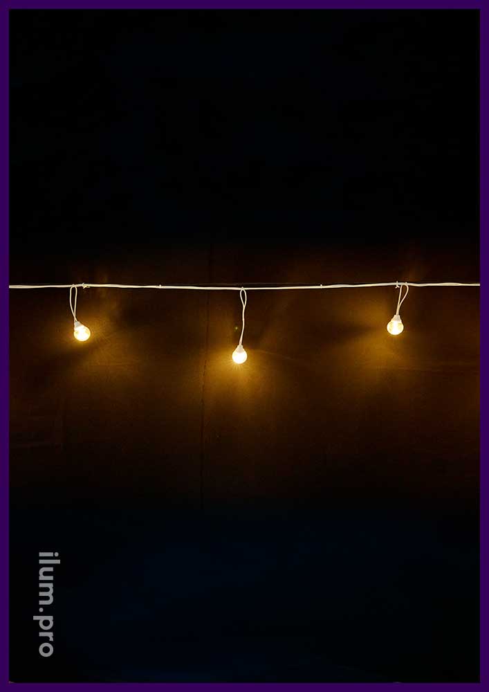 Уличная гирлянда с крупными лампочками тёпло-белого цвета, диаметр ламп 4,5 см, тёплое свечение
