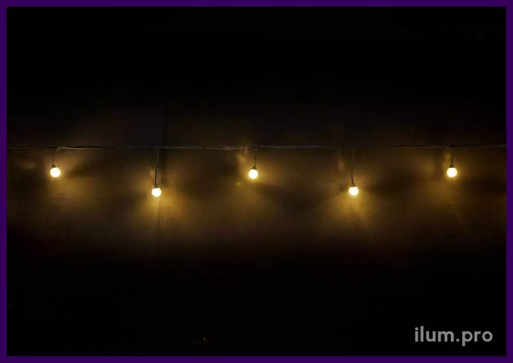 Светодиодная иллюминация с лампочками тёпло-белого цвета на кабеле из резины