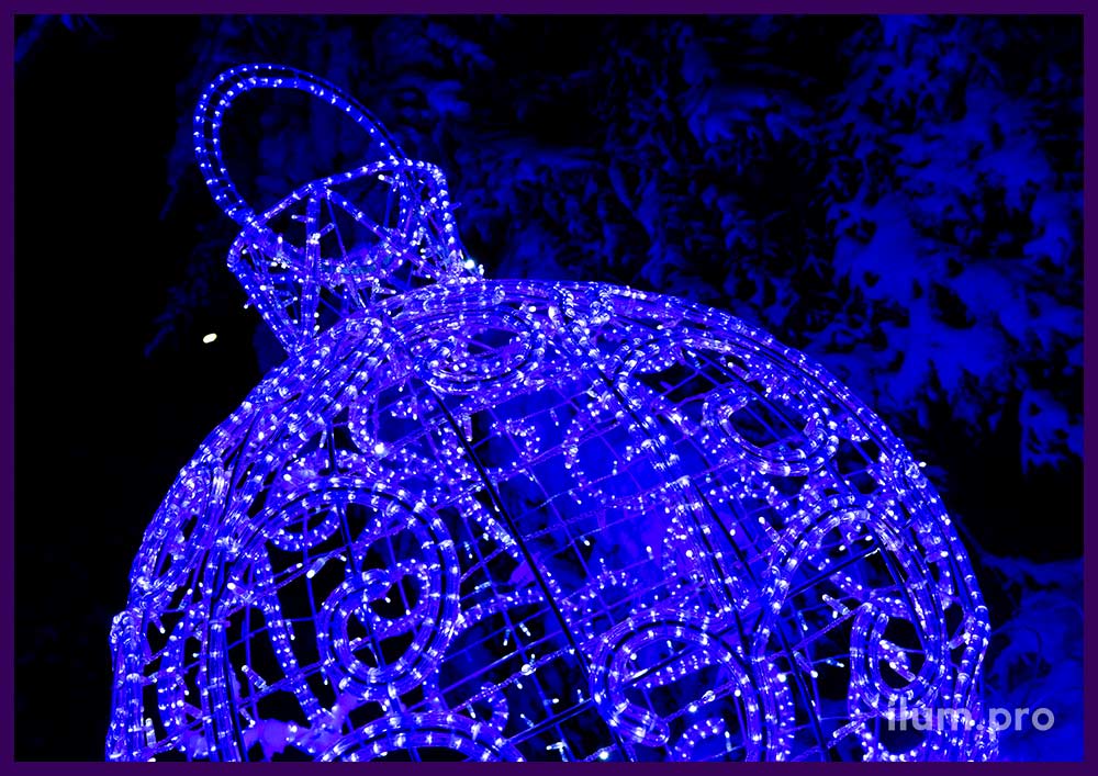 Украшение парка на Новый год металлическими фигурами в форме ёлочных шаров с подсветкой завитками из дюралайта