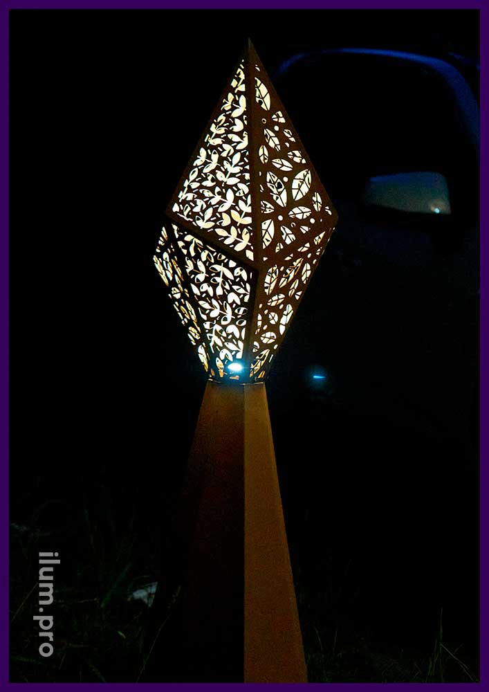 Подсветка парка уличными светильниками из кортеновской стали с узорами в виде растений
