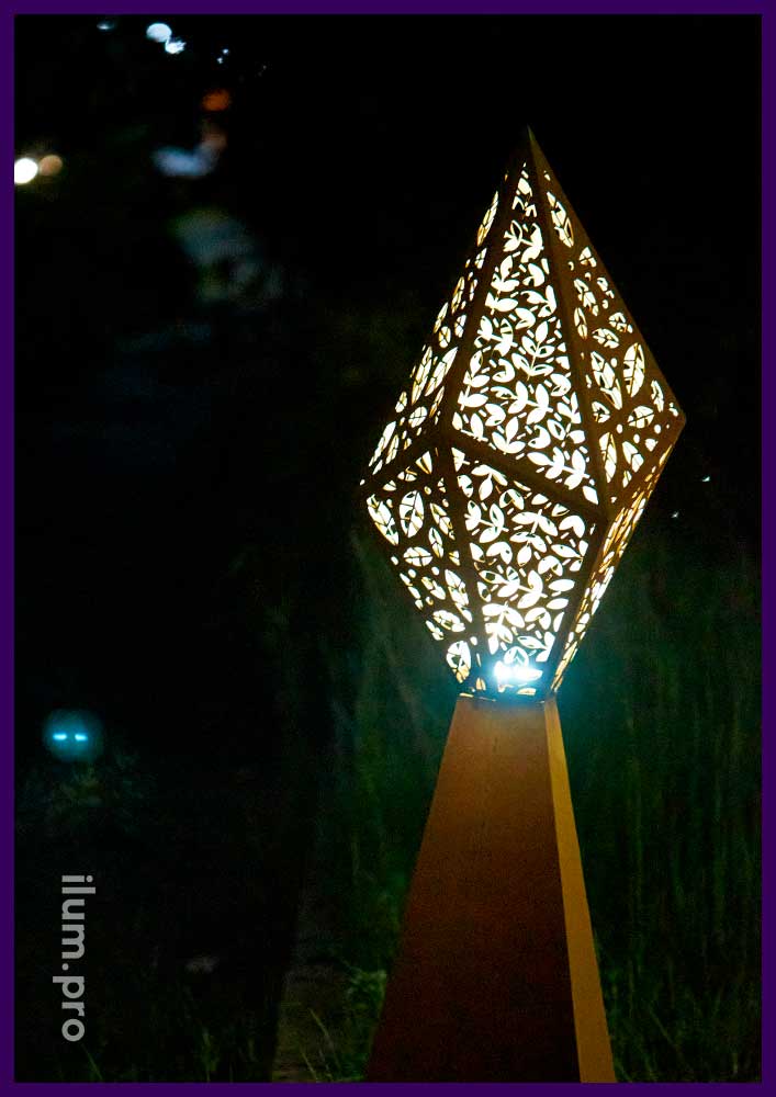 Подсветка парка необычными светильниками из COR-TEN стали, корпус в форме кристалла