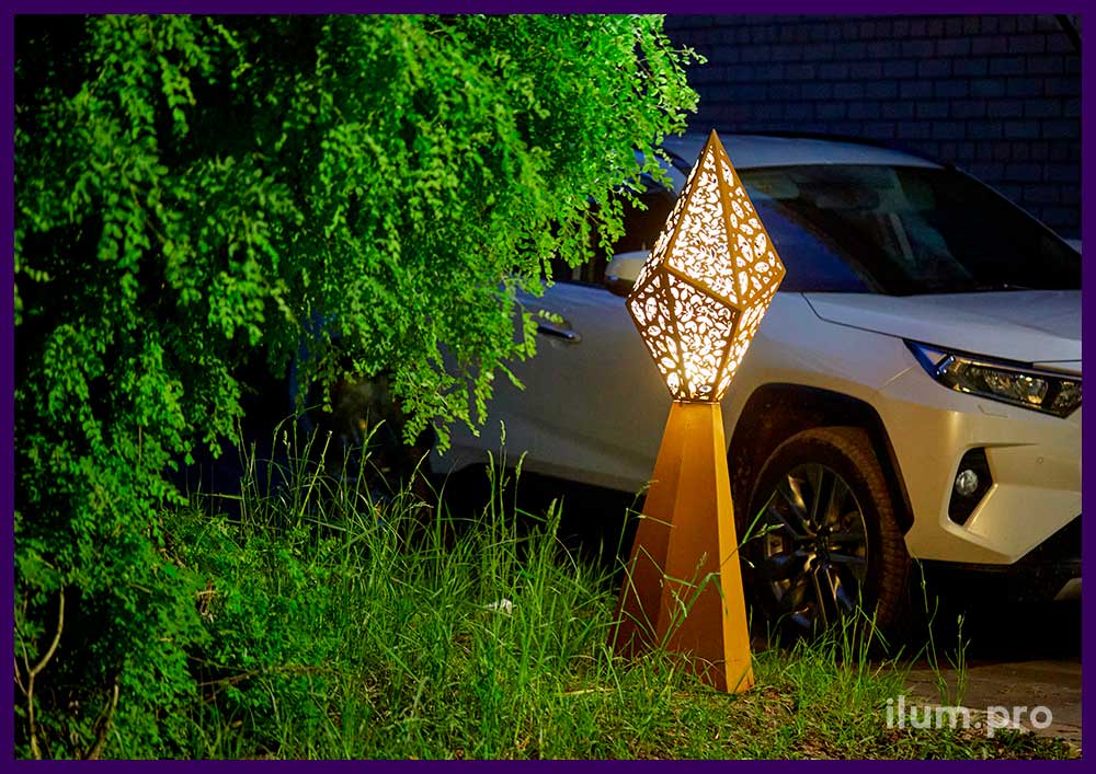 Небольшой металлический светильник для установки в саду или парке - многогранник из кортена