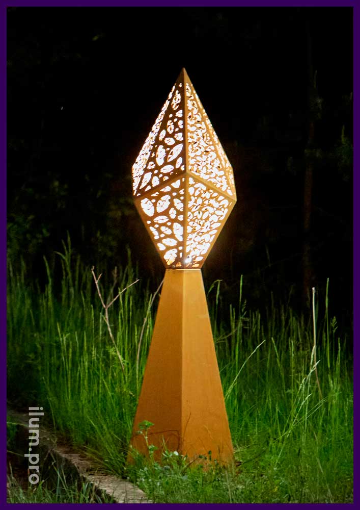 Светильник уличный для подсветки дорожки в парке - Кристалл из кортеновской стали