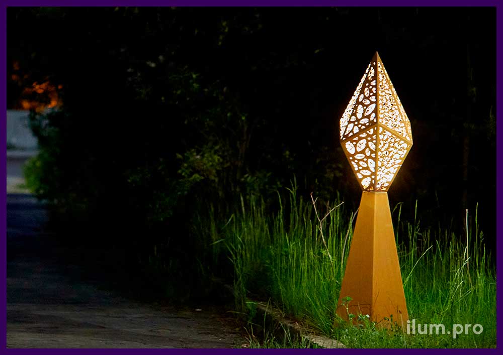 Садово-парковые светильники в форме кристаллов с узорами в виде листьев и ягод