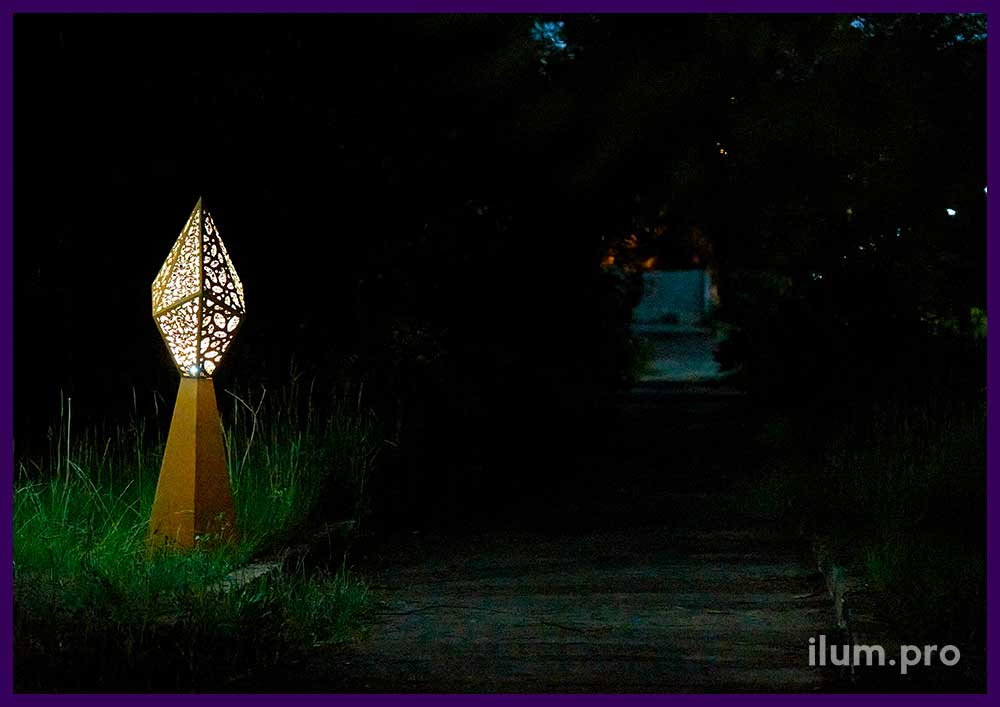Садово-парковые светильники из стали COR-TEN с перфорацией в форме растений