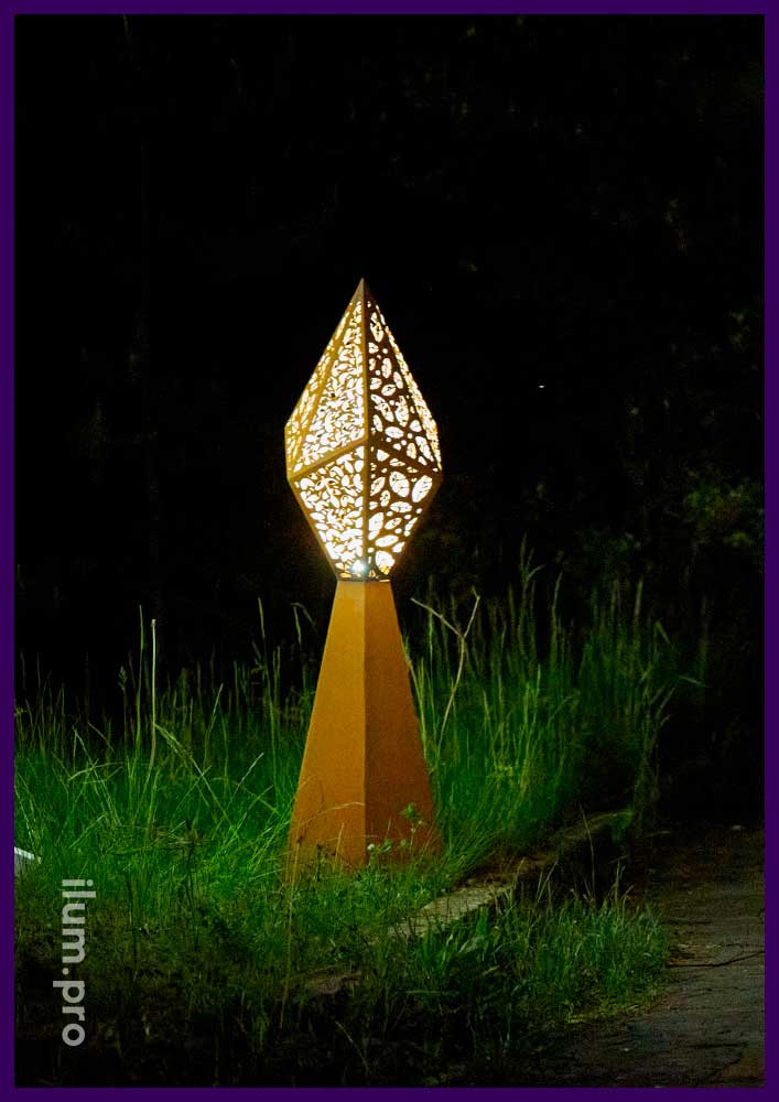 Необычный, стильный светильник из металла для установки в саду или сквере, поверхность из кортена