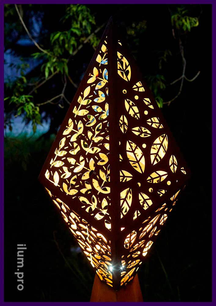 Подсветка дорожек в парках уличными светильниками в форме многогранников с перфорацией