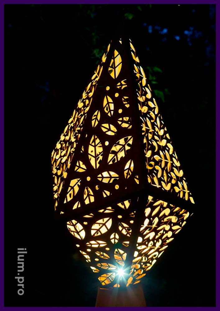 Светильник уличный металлический для установки в саду или парке, каркас из кортена