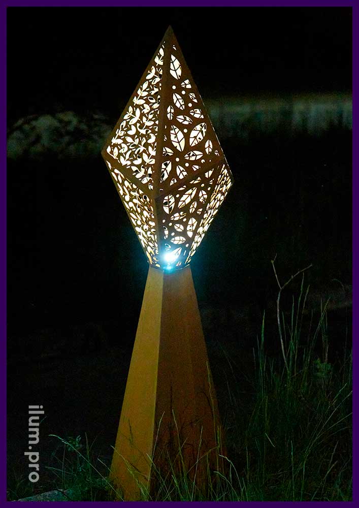 Уличные садово-парковые светильники из кортеновской стали в форме кристаллов