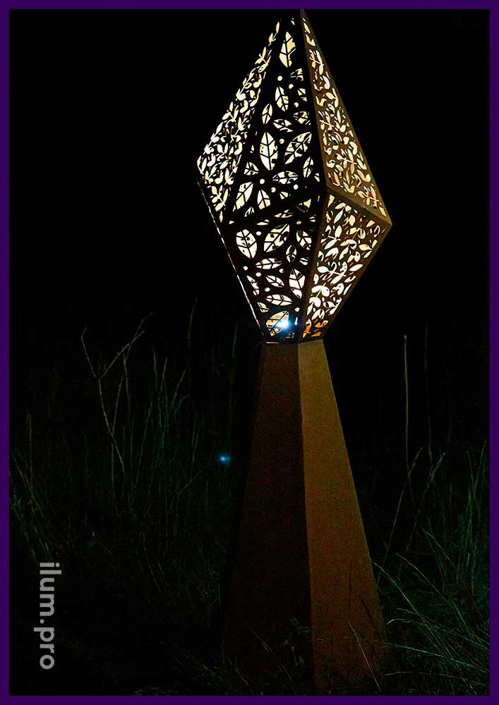 Установка стильного светильника из кортеновской стали в парке, каркас с перфорацией