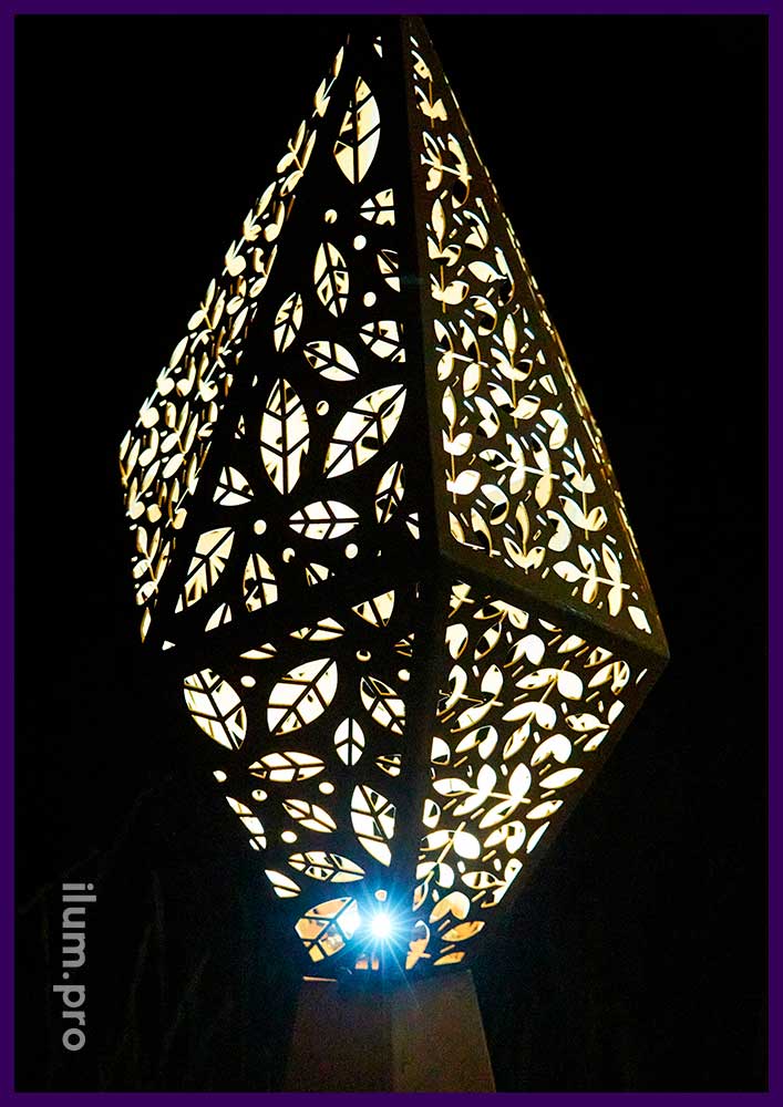 Уличные светильники из кортеновской стали - многогранники с узорами в виде растений