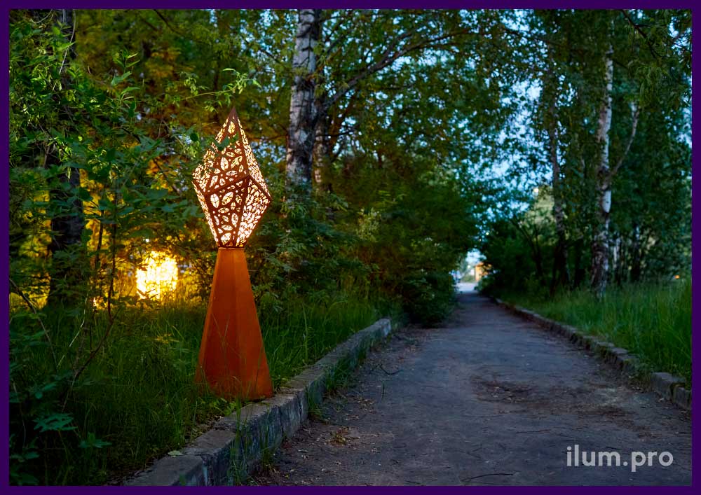 Садово-парковые светильники из кортеновской стали с перфорацией и встроенным ДУВ прожектором