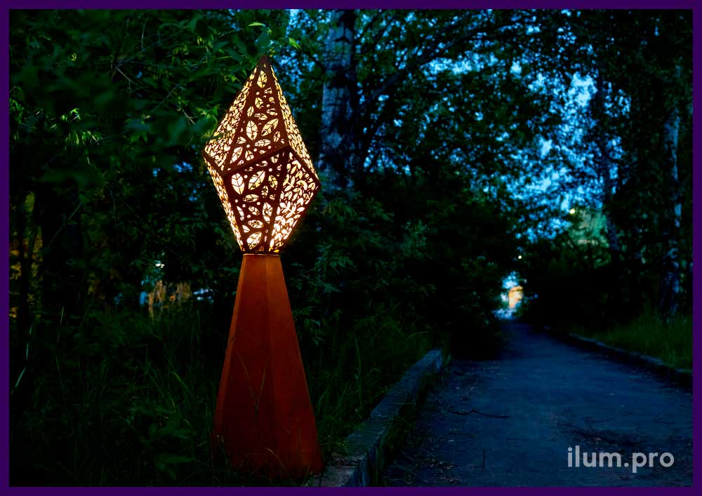 Стильная подсветка для парка и сквера - светильник, многогранник Кристалл из кортена с узорами