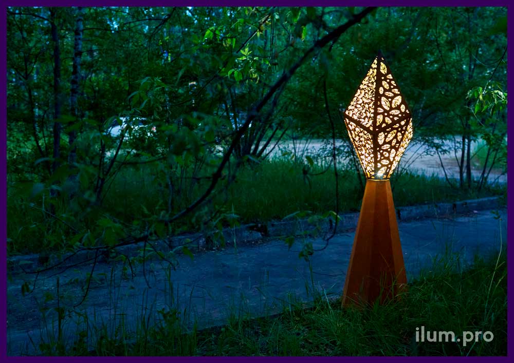 Благоустройство парка, установка стильных светильников из кортена с узорами в виде растений