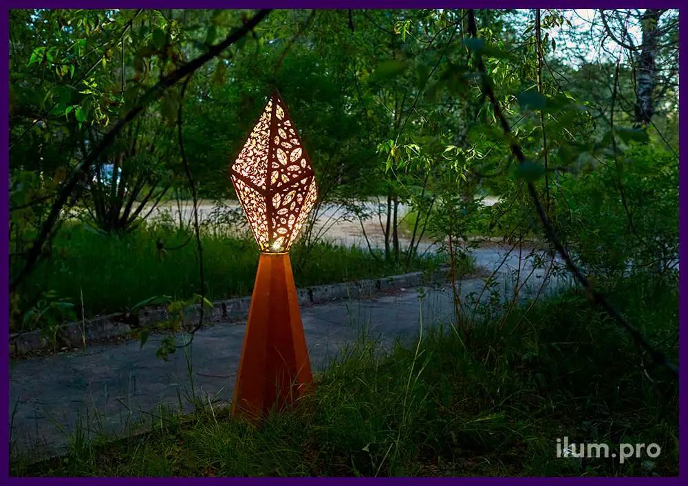 Светильник в форме кристалла с отверстиями в корпусе - садово-парковые изделия из кортеновской стали