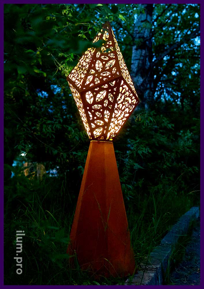 Украшение парка светильниками необычной формы - металлический пилон из кортена с встроенной подсветкой
