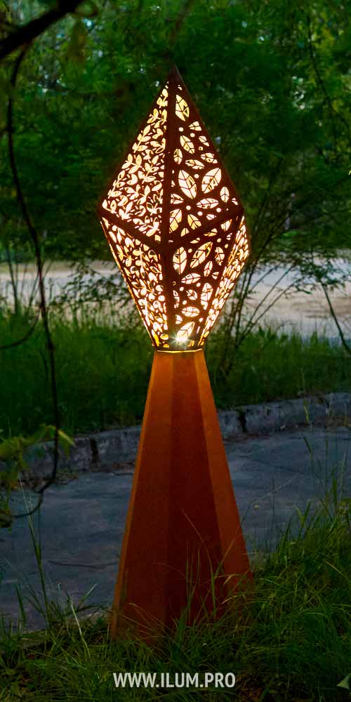 Садово-парковые светильники из кортена для украшения дорожек