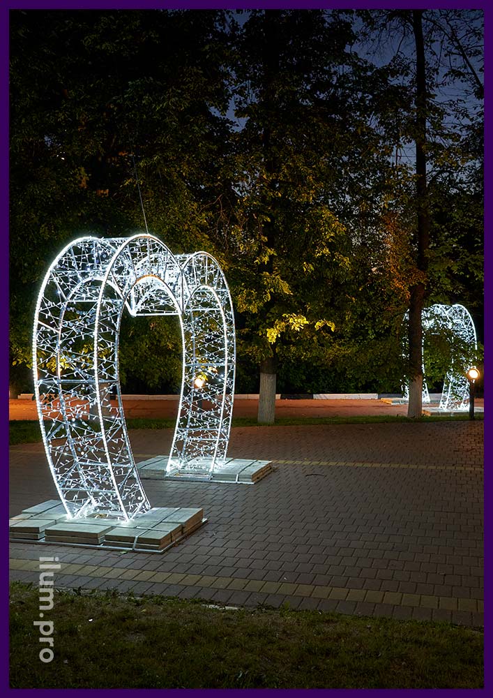 Праздничная иллюминация - арки в форме сердец с подсветкой гирляндами и дюралайтом