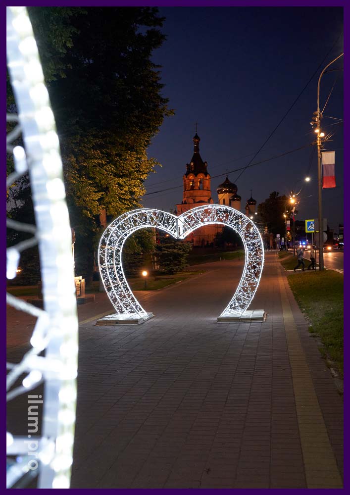 Летнее украшение улицы в Раменском светящимися арками в форме сердец с гирляндами