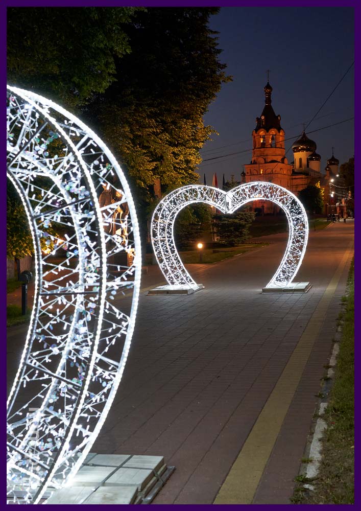 Сердце с подсветкой гирляндами белого цвета и каркасом из алюминия - арки в Раменском