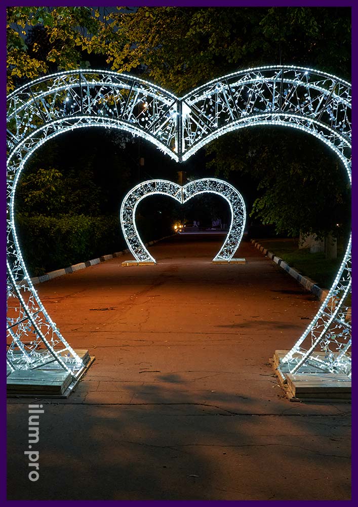 Светящиеся арки в форме сердец в Раменском на тротуарах