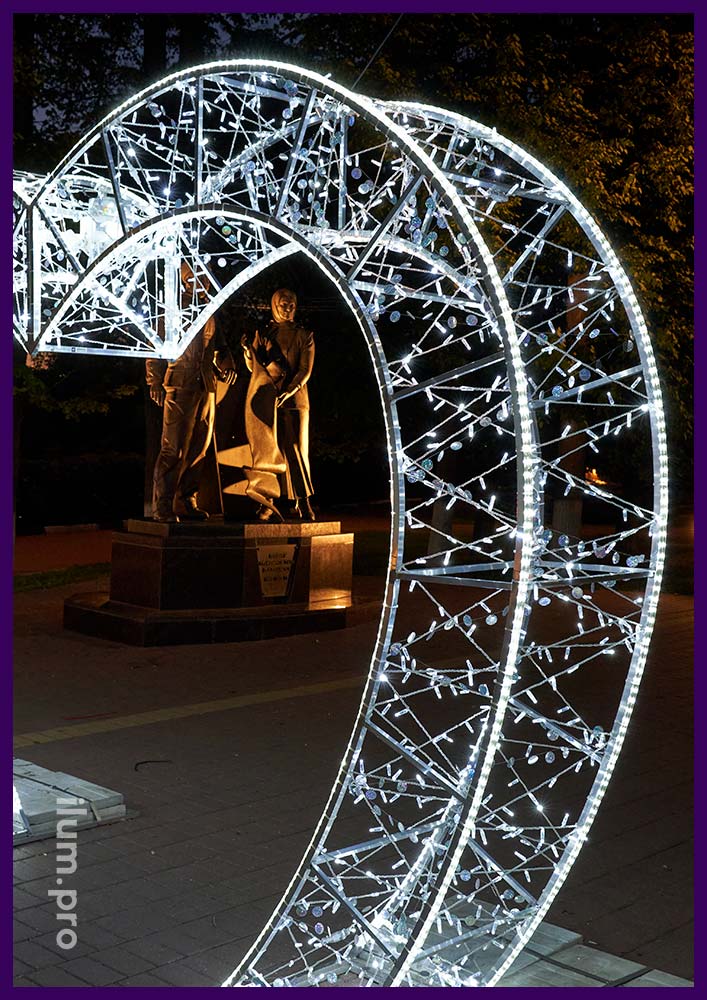 Декоративные арки в форме сердец с подсветкой белой иллюминацией с защитой от осадков