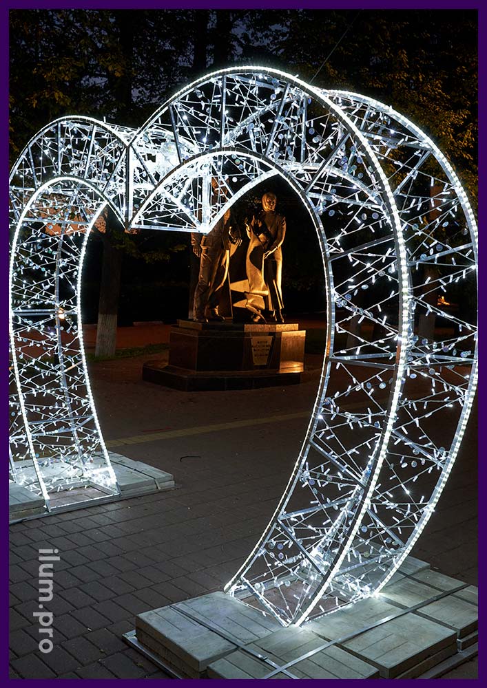 Светящиеся арки в форме сердец с каркасом из алюминиевого профиля и иллюминацией