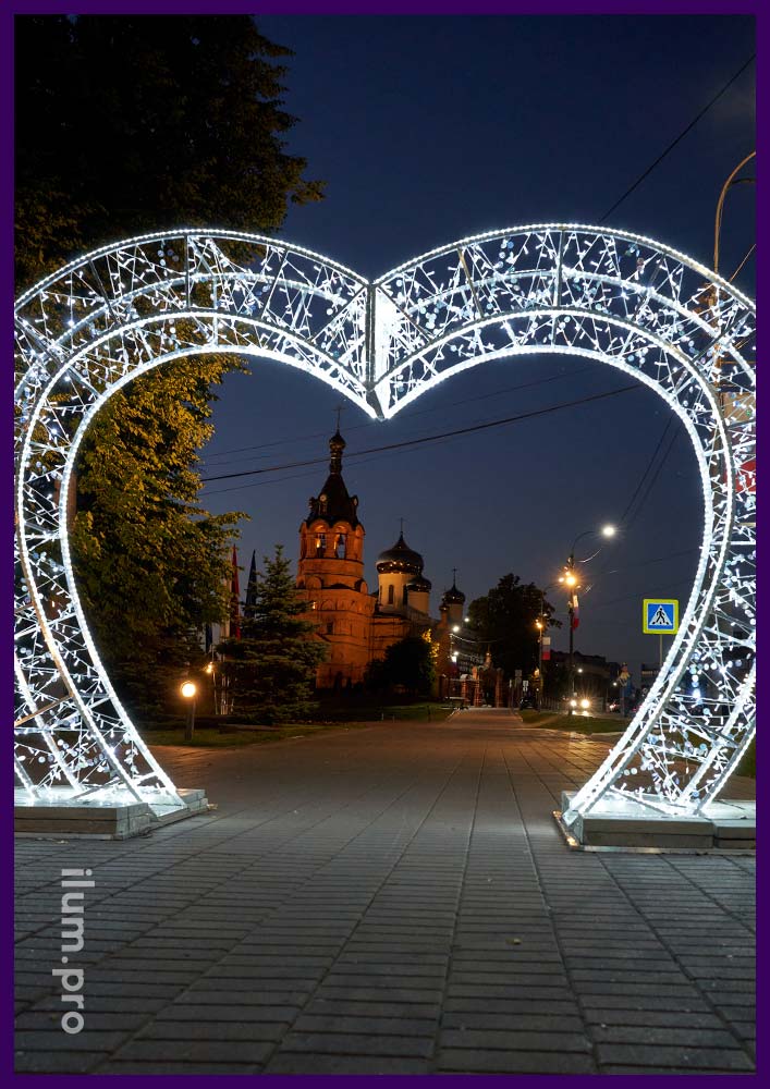 Украшение тротуара в Раменском светящимися арками в виде сердец с гирляндами белого цвета