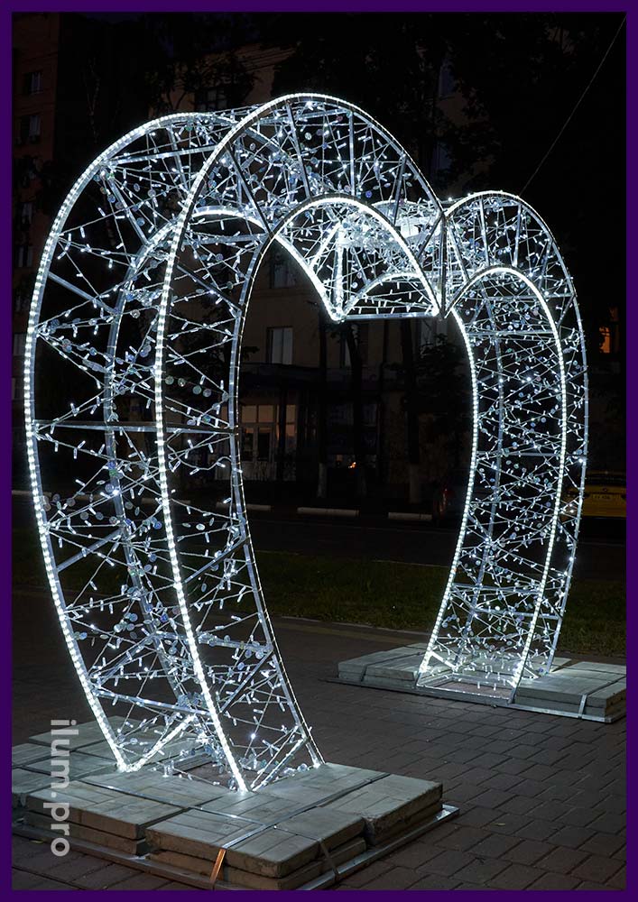 Украшение улицы в Раменском арками в форме светящихся сердец с иллюминацией