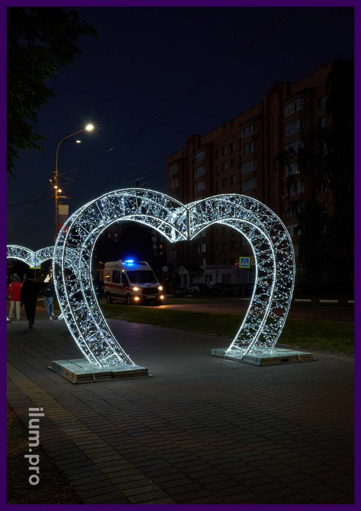 Белая арка в форме сердца на тротуаре в Раменском - благоустройство территории