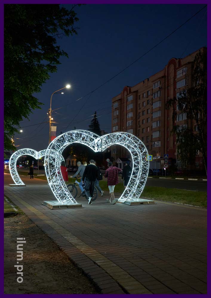 Светящиеся сердца - арки на тротуаре в Раменском, декорации с гирляндами для улицы